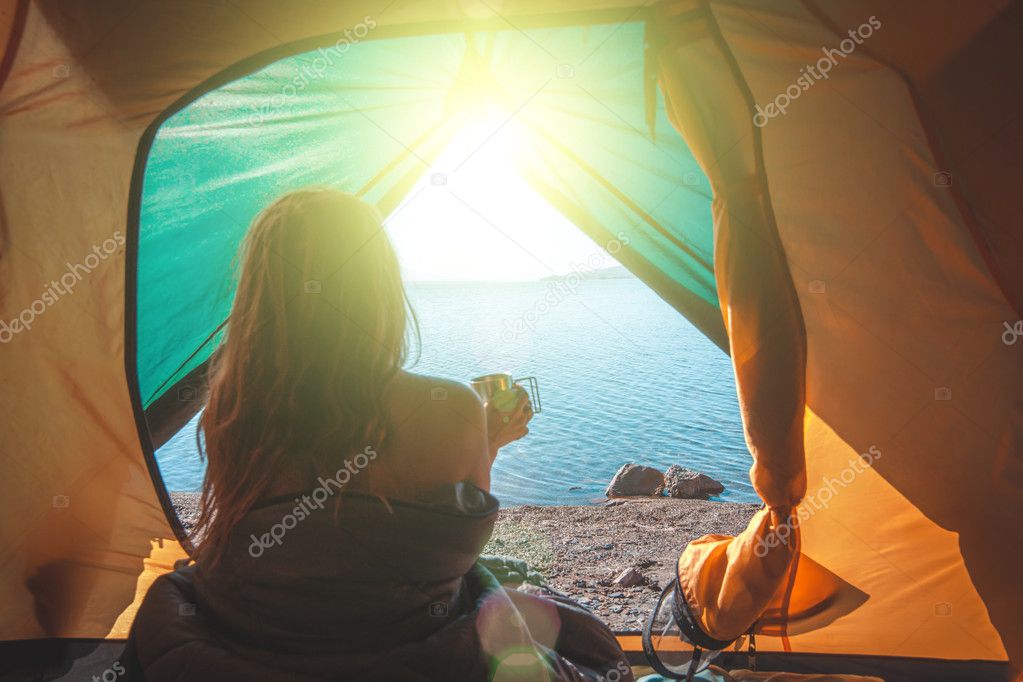Голые подруги на отдыхе с палатками фото