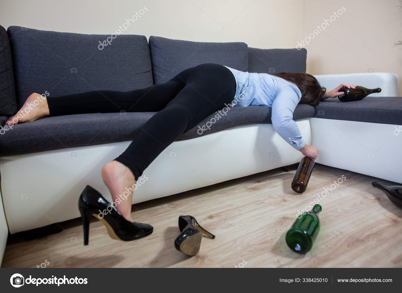 Пьяная худая подруга в коротком платье сидит на полу фото