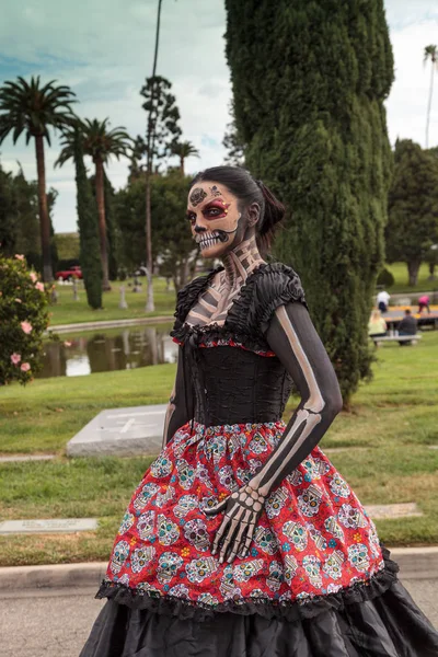 Skeleton woman performer at Dia de los Muertos
