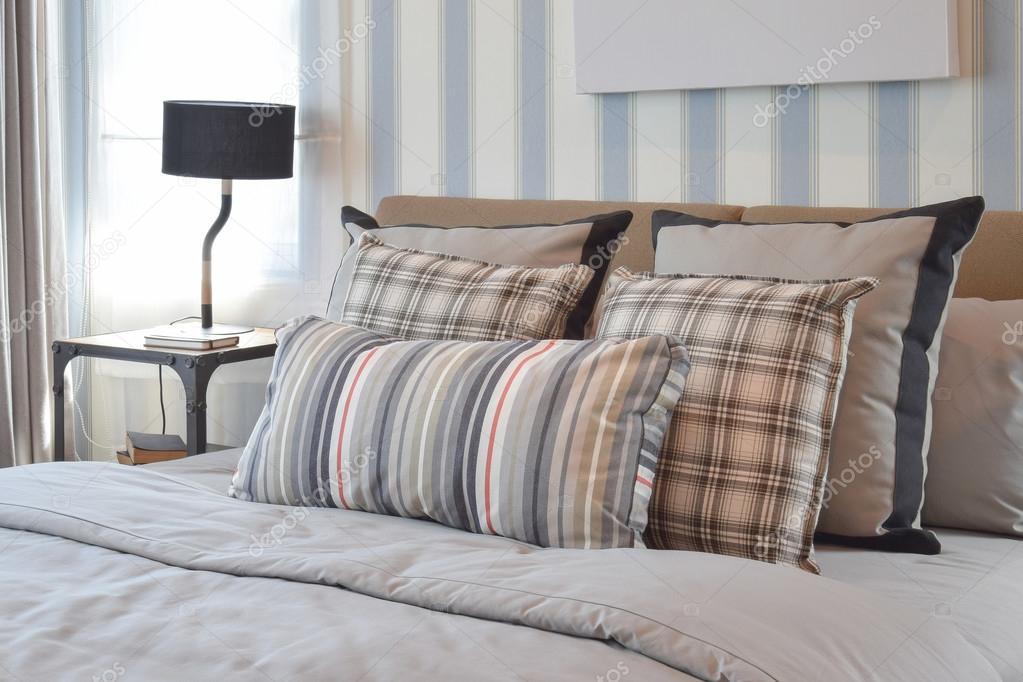 Diseño de interiores de dormitorio elegante con rayas almohadas ... Elegantes diseño Lámparas