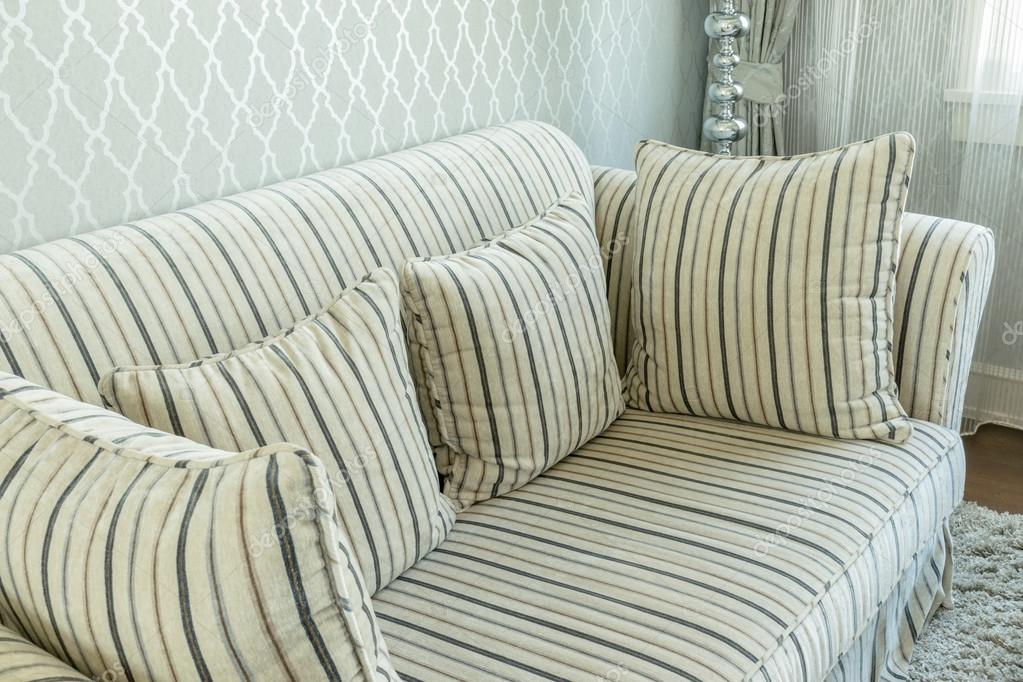 Elegant woonkamer interieur met gestreepte patroon kussens op de ... Banken woonkamer interieur