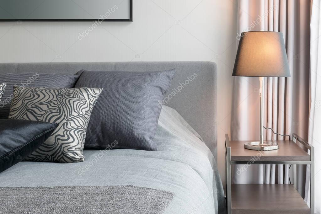 Diseño de interiores de dormitorio elegante con negro modelado ... Elegantes diseño Lámparas