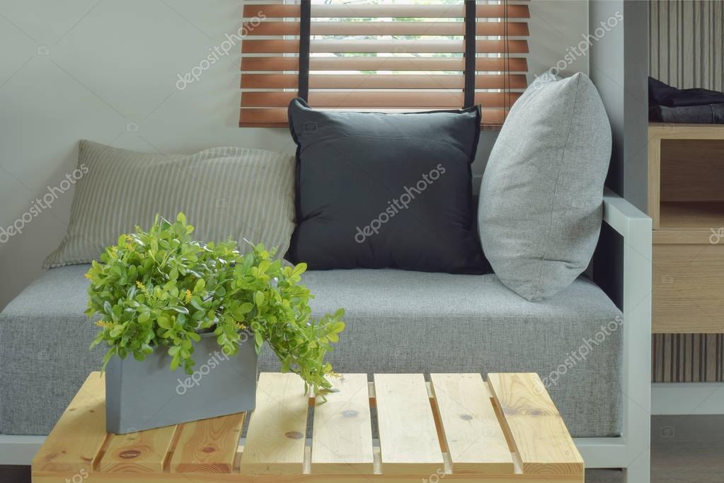 Plant pot op center houten tafel en comfortabele stoel in de ... Woonkamer planten tafel