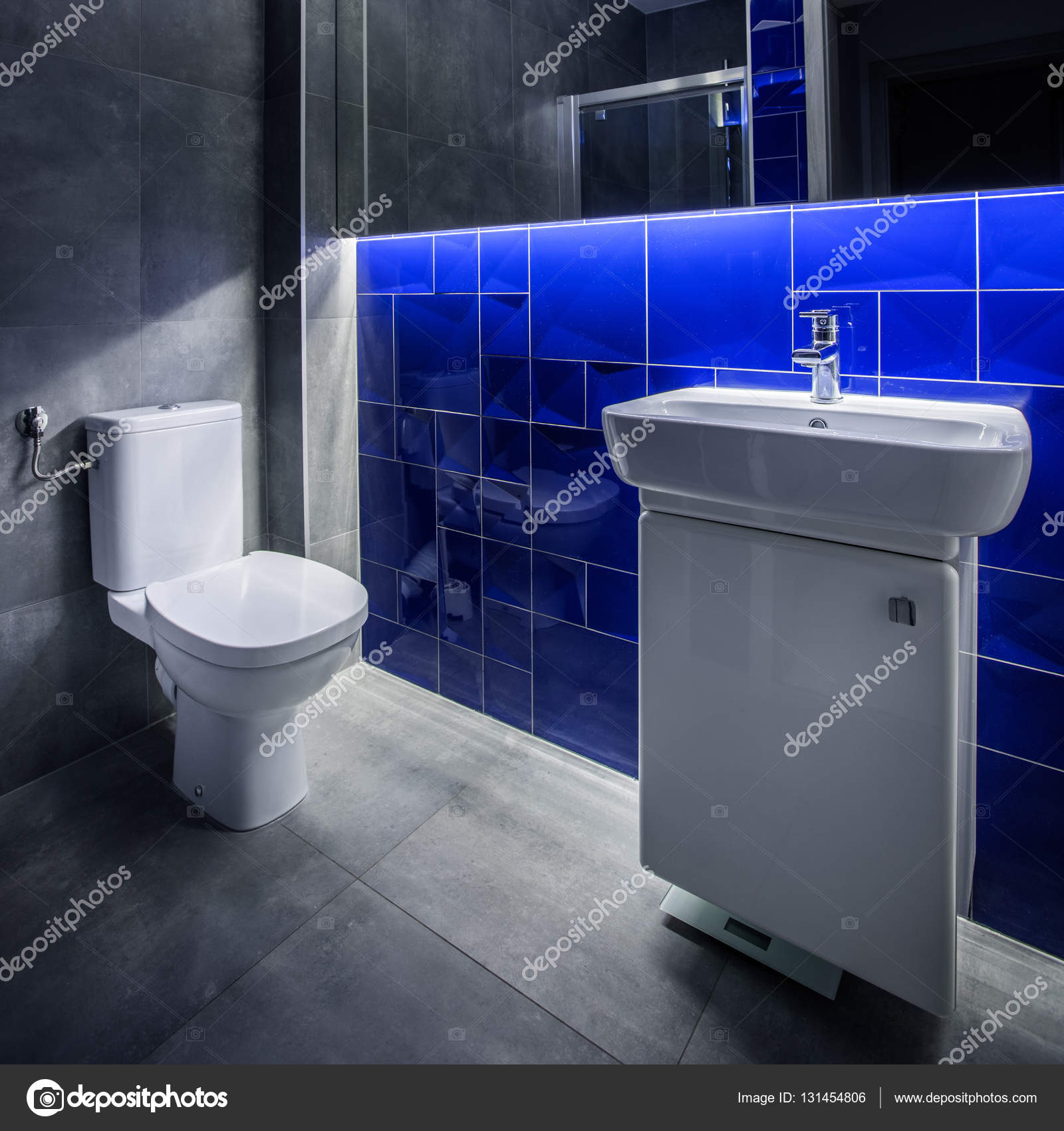 GrÃ¥ och blÃ¥ badrum idé — stockfotografi © in4mal #131454806