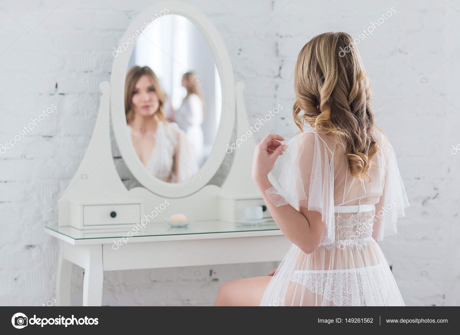 Шалашовка любуется собой перед зеркалом