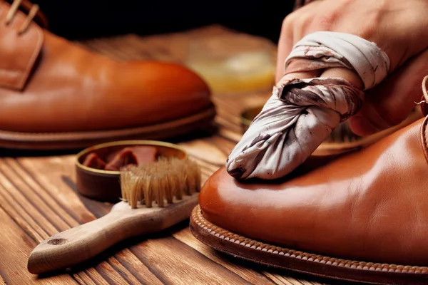 Shoes master polishing shoes with cloth (bull shoes)(Glacage).sh