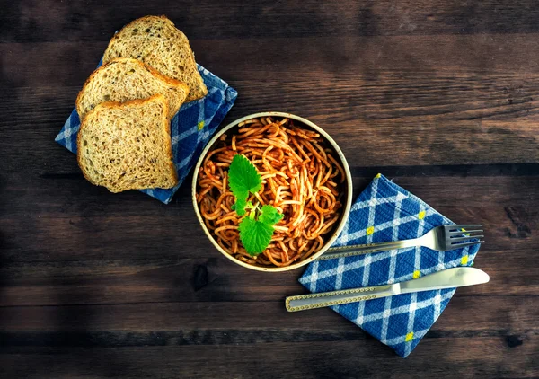 Pasta with mint and bread