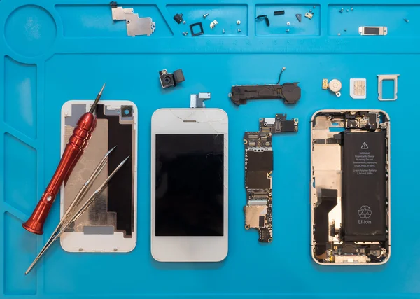 Dismantling the broken smartphone for repair