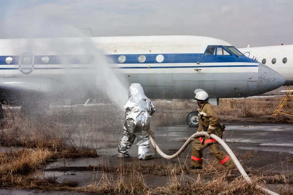 Fill the plane with fire-fighting foam after emergency landing