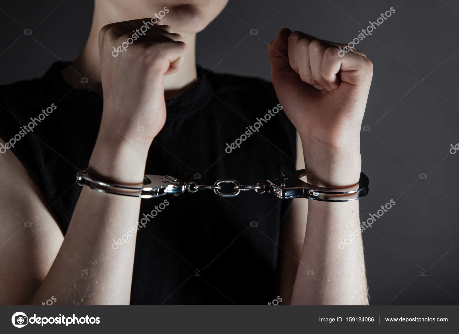 Брюнетка в наручниках сидит у новогодней ёлки фото