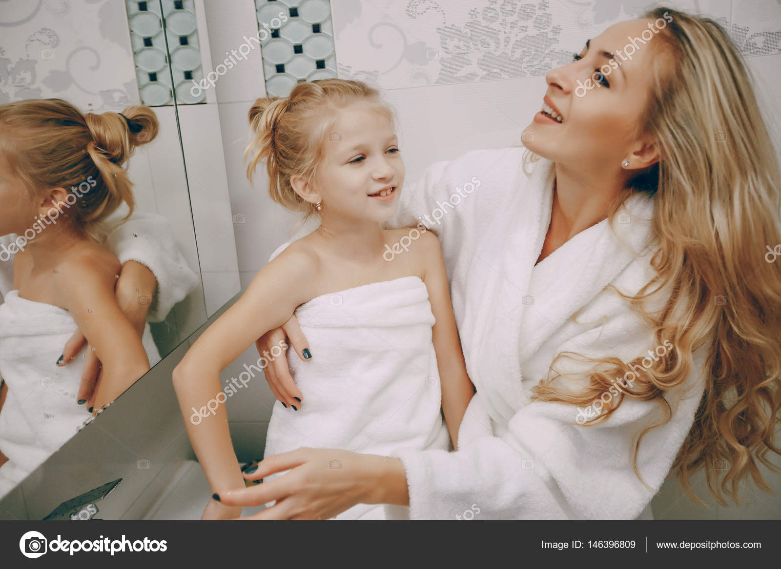 Мамочка лижет пизду своей дочери в ванной