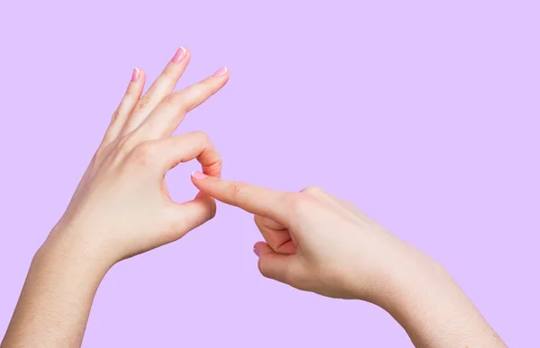 Негритянская лесбиянка вставила палец в попу белой девушки делая куни