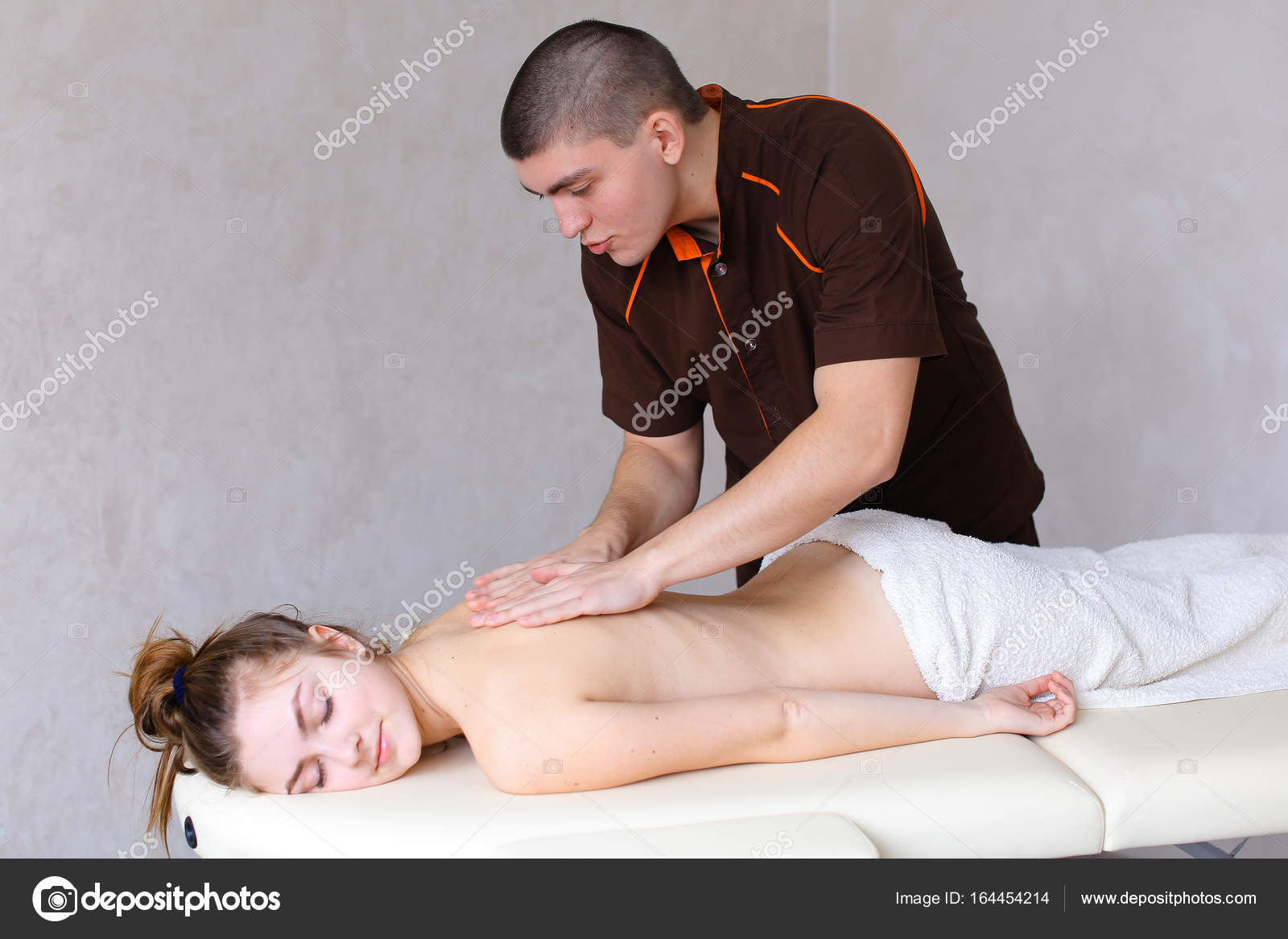 Мужичок занимается сексом с молодой клиенткой во время массажа