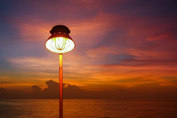 Lighting of warm lamp or yellow HID lamp and lighting of sunset