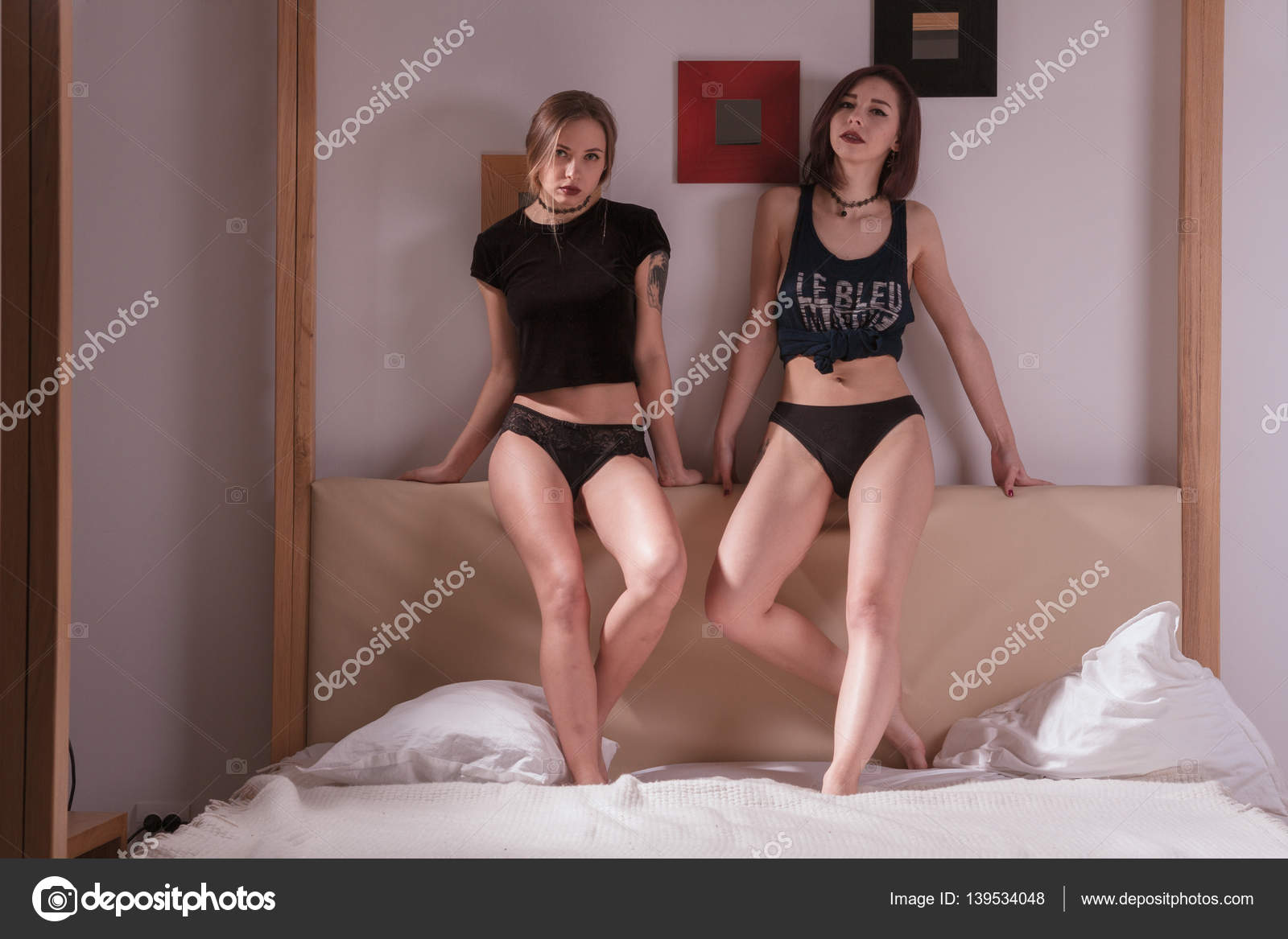 Две красивые студентки шарахаются с общим другом в спальне