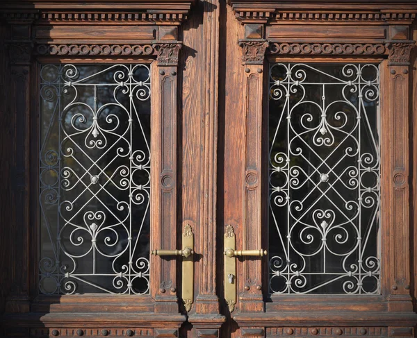 Old doors, handles, locks, lattices and windows