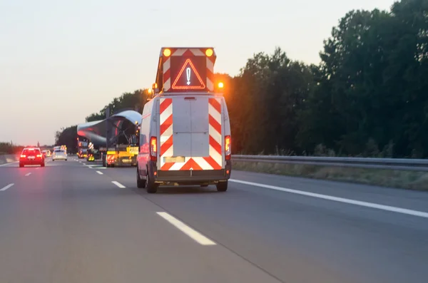 Warning vehicle for a heavy duty convoy