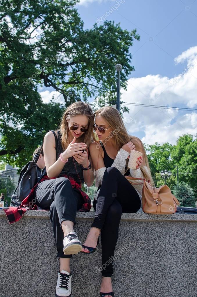 Дырки подружек для паренька