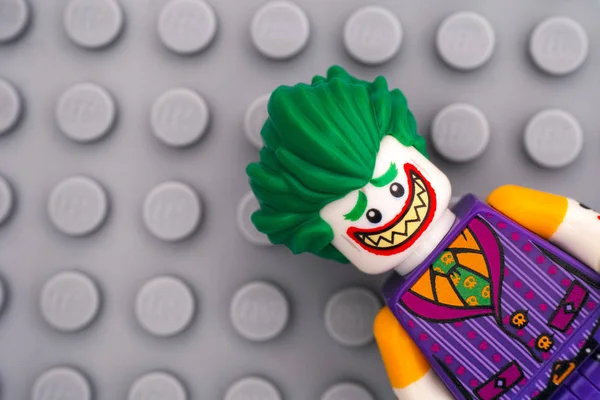 LEGO Джокер на серый опорная плита — стоковое изображение LEGO Джокер на серый опорная плита — стоковое фото
