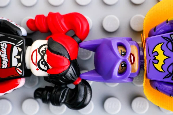 Два фильма Бэтмен Lego minifigures - Batgirl и Харли Квинн — стоковое изображение Два фильма Бэтмен Lego minifigures - Batgirl и Харли Квинн — стоковое фото