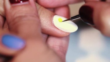 Маникюр процедура женщина ручной рисунок желтый круг на белый палец Лак для ногтей — стоковое видео Маникюр процедура женщина ручной рисунок желтый круг на белый палец Лак для ногтей — стоковое видео