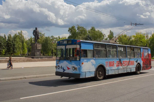 Макеевка, Украина - 24 августа 2017: Троллейбус на улице Ленина. 24 августа - день независимости Украины — стоковое изображение Макеевка, Украина - 24 августа 2017: Троллейбус на улице Ленина. 24 августа - день независимости Украины — стоковое фото