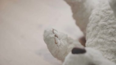 Тонкие кисти в руках художника: рисунок детали игрушки ручной работы — стоковое видео Тонкие кисти в руках художника: рисунок детали игрушки ручной работы — стоковое видео