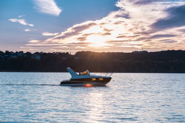 Göl kenarında güzel gün batımı