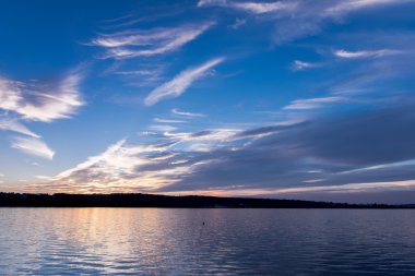 Göl kenarında güzel gün batımı