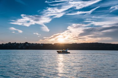 Göl kenarında güzel gün batımı