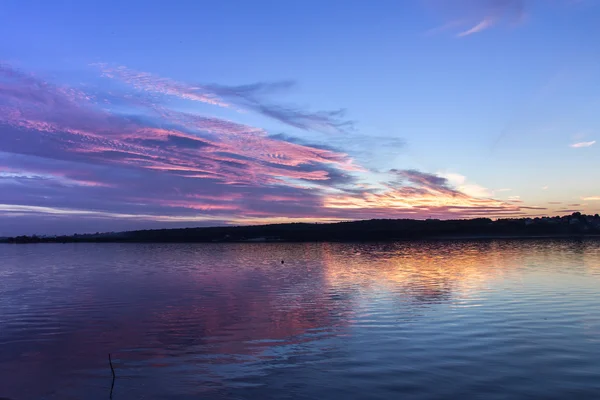 湖に沈む夕日 — ストック写真