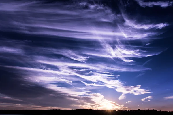 Beau coucher de soleil sur le lac — Photo