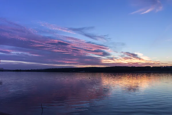 Schöner Sonnenuntergang am See — Stockfoto