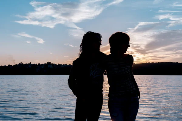 Junge Frauen am See Stockbild