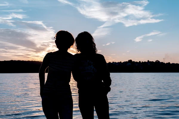 A fiatal nők-tónál Jogdíjmentes Stock Képek