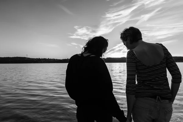 湖の近くの若い女性 ストックフォト