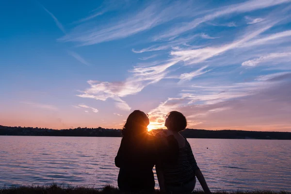 Junge Frauen am See lizenzfreie Stockfotos