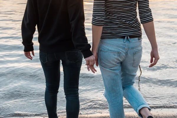 Junge Frauen am See Stockbild