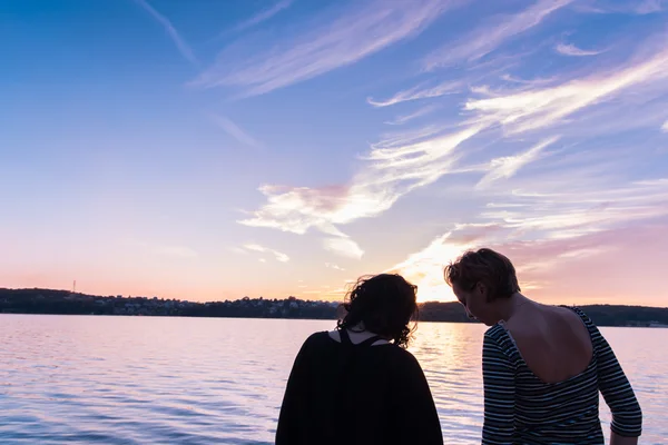 Junge Frauen am See Stockbild