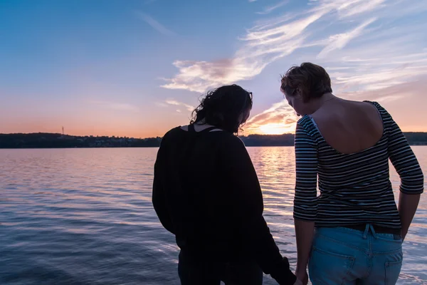 Junge Frauen am See Stockbild