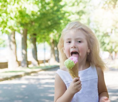 Küçük kız dondurma yiyor.