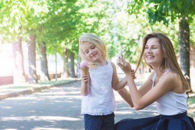 Anne ve kızı dondurma yemek