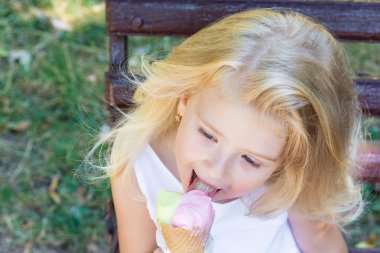 Küçük kız dondurma yiyor.