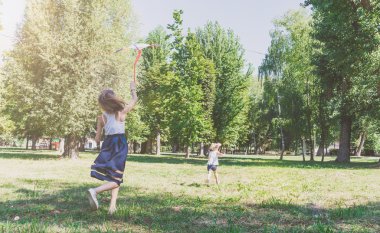 Anne ve kızı uçurtma uçan ile