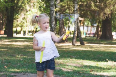 Sabun köpüğü üfleyen kız