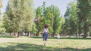 Anne ve kızı uçurtma uçan ile