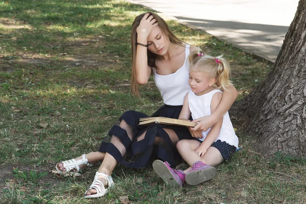 Mãe e filha leitura livro — Fotografia de Stock