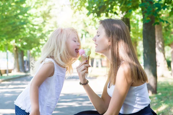 Mãe e filha comendo sorvete — Fotografia de Stock