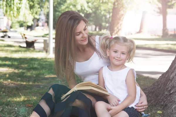 Mãe e filha leitura livro — Fotografia de Stock