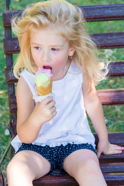 Bambina mangiare gelato — Foto Stock